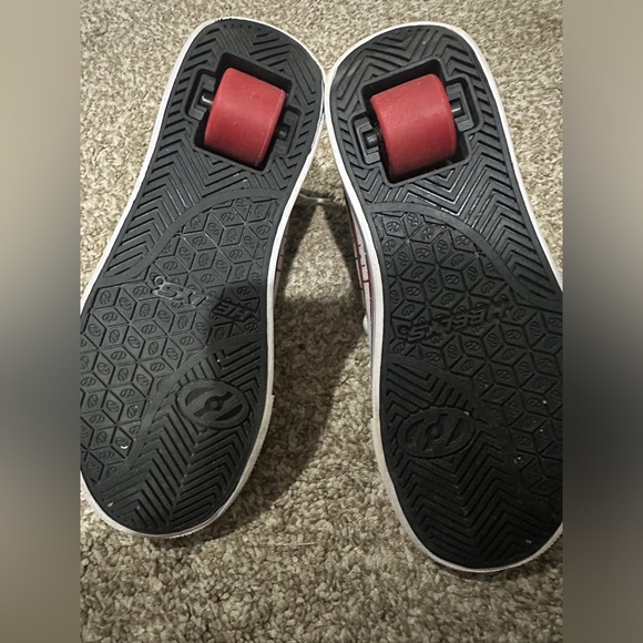 Heelys Youth size 4 - Picture 2 of 3